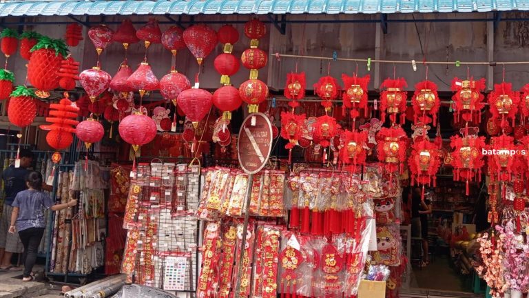 Pedagang Pernak-pernik Imlek Keluhkan Turunnya Daya Beli Masyarakat