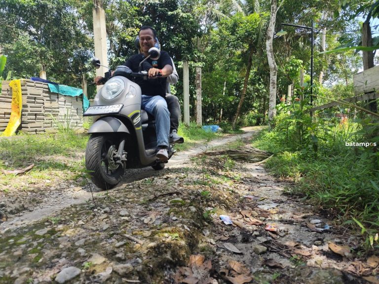 Warga Bukit Kabung Lingga Keluhkan Jalan Rusak Parah Belasan Tahun Tak Diperbaiki