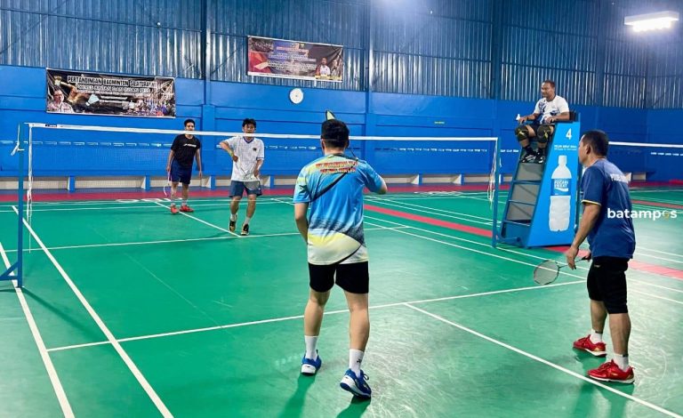 Sambut HPN 2025, PWI Bintan – Polres Bintan Gelar Pertandingan Persahabatan Badminton di Kijang