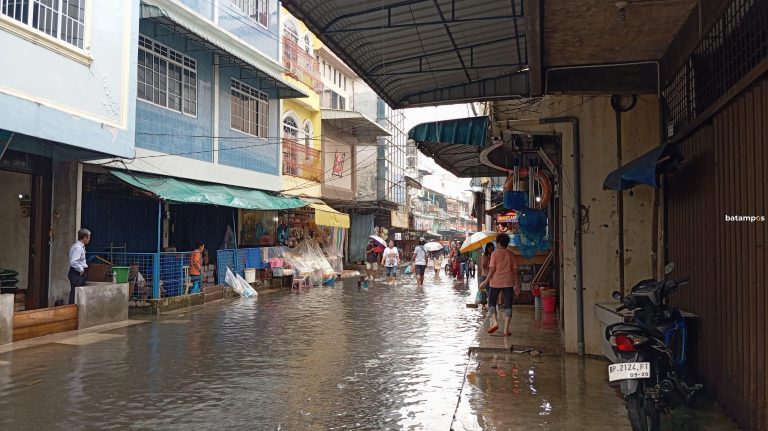 Banjir Rob Kembali Rendam Kawasan Pelantar 2 Tanjungpinang, Warga Khawatir Ketinggian Air Meningkat