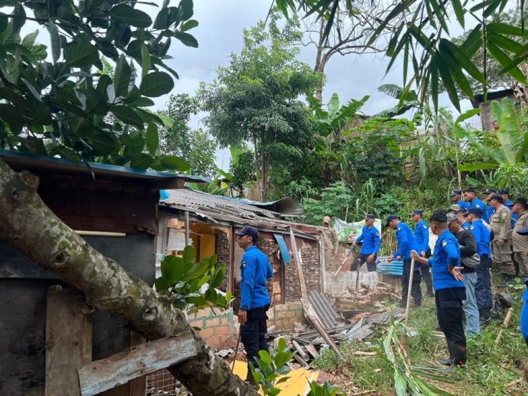 Rumah Tersangka Kasus Narkoba Dirobohkan