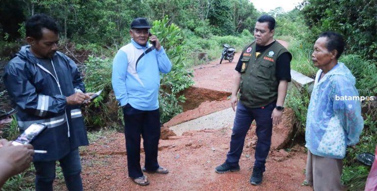 Tiga Jembatan di Toapaya, Bintan Putus akibat Hujan Deras, Warga Bangun Jembatan dari Kayu