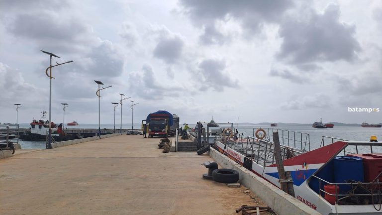 Cuaca Buruk, Kapal Tol Laut Terlambat Tiba di Pelabuhan Kota Segara, Tanjunguban, Bintan