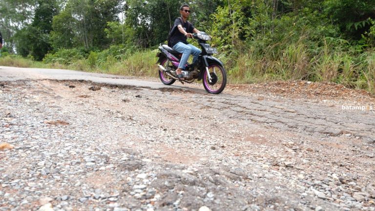 Jalan Rusak dan Berlubang di Sungai Buluh Lingga Intai Pemotor