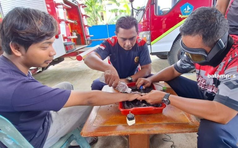 Jari Bengkak karena Cincin Tak Bisa Lepas, Warga Kampung Bugis Datangi Damkar Tanjunguban