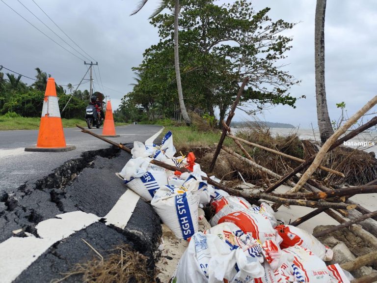 Bahu Jalan di Singkep Pesisir Lingga Amblas Gegara Abrasi, Warga Bikin Tanggul Darurat