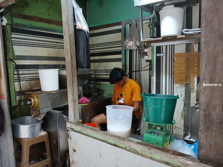 Pasokan Kelapa Berkurang, Produksi Santan Sedikit, Harga Naik