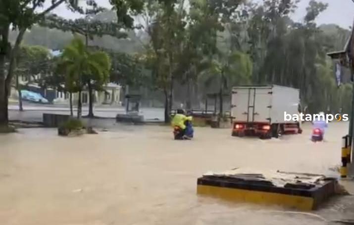 Banjir Kepung Desa Kelurahan di Teluk Sebong, Bintan, Akses Jalan Terendam