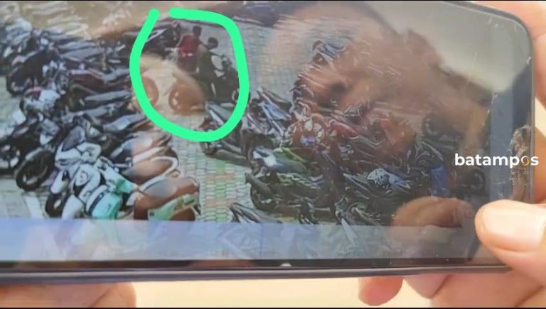 Dua Remaja Terekam CCTV Curi Sendal Saat Sholat Jum’at di Masjid Agung Tarempa