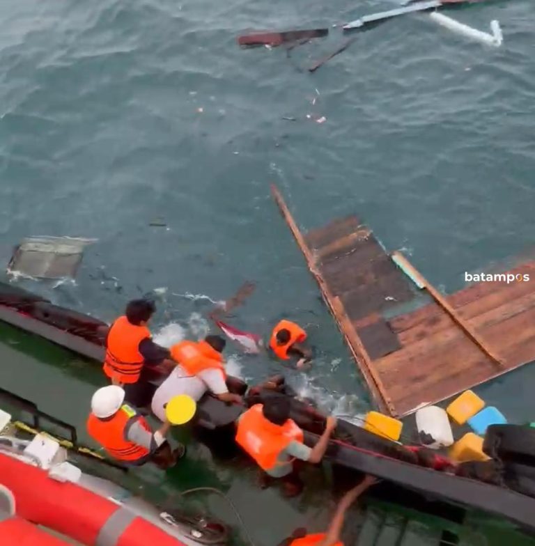 Kapal Barang Tenggelam Diterpa Ombak di Tanjung Nyang Lingga, 6 Korban Selamat