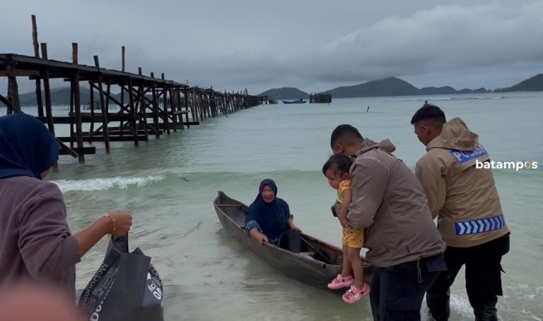 Pelabuhan Rusak, Polisi Bantu Warga Nyeberang Gunakan Jongkong
