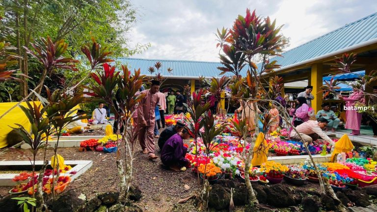 Tradisi Ziarah Marhom di Kompleks Makam Bukit Batu, Bintan Buyu Diikuti Ratusan Masyarakat dari Berbagai Daerah