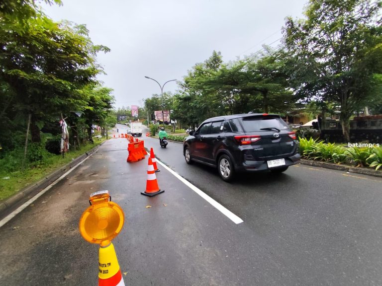 Tiang Lampu Merah Ambruk Gegara Longsor, Jalan DI Panjaitan Jadi Satu Lajur