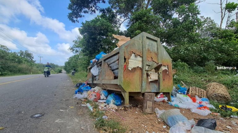Bak Sampah di Teluk Sebong, Bintan Memprihatinkan, Sampah Meluber ke Jalan