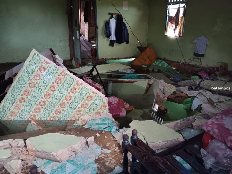 Rumah di Desa Kelong, Bintan Ambruk, Pasangan Lansia, La Cina dan Nur Jatuh ke Laut