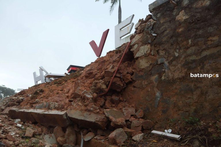 Batu Miring Amblas, Runtuhan ke Jalan