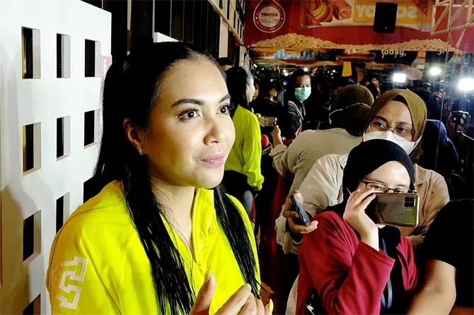 Dikabari Emilia Contessa Meninggal, Denada Langsung Terbang ke Banyuwangi