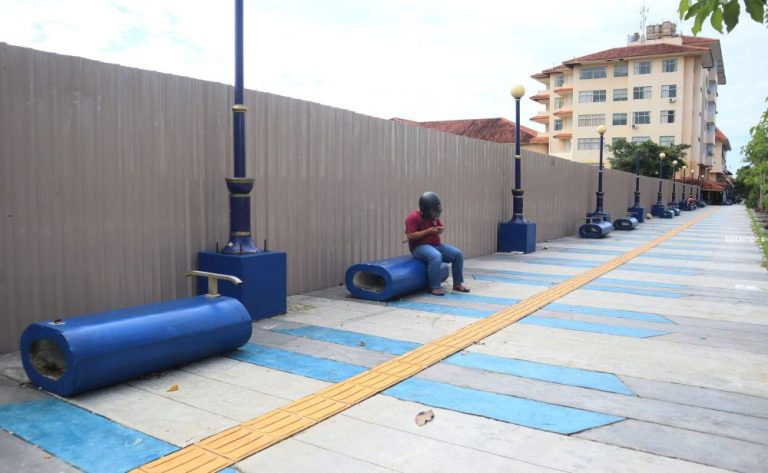 Puluhan Lampu Hias dan Bangku Taman Batamcenter Dibiarkan Rusak