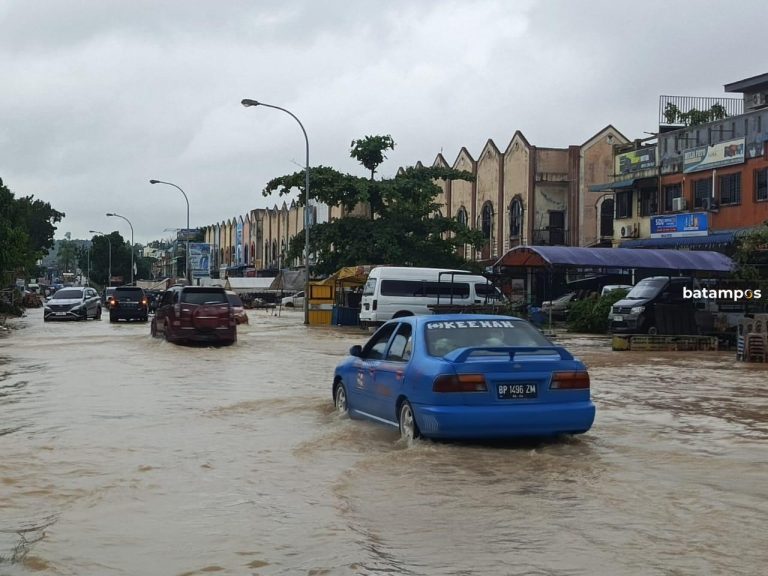 Hambat Arus Lalulintas, Genangan Air di Jalan Dikeluhkan Warga Batuaji