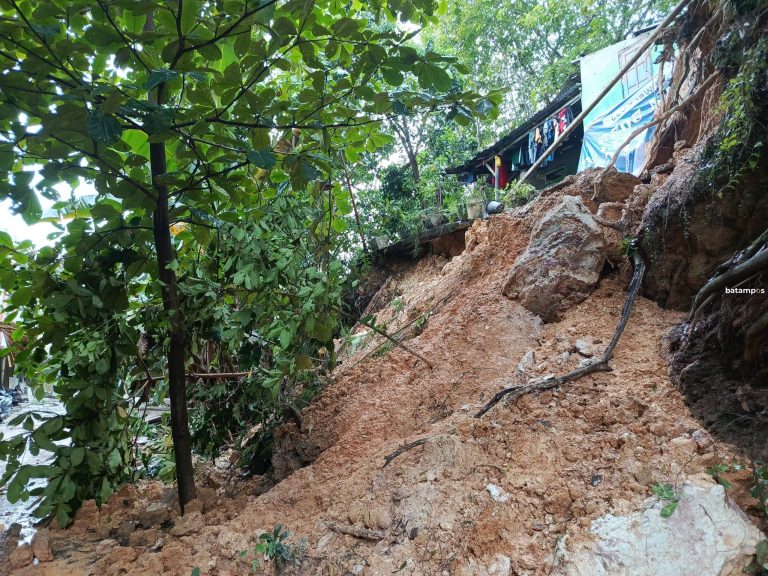 Warga Kampung Genta III, Batuaji Terisolir Akibat Longsor, Rumah Rusak dan Akses Tertutup