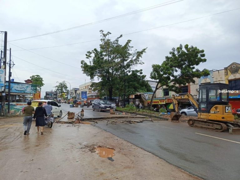 Akses Jalan Depan RS Aini Batuaji Masih Ditutup, Perbaikan Belum Rampung
