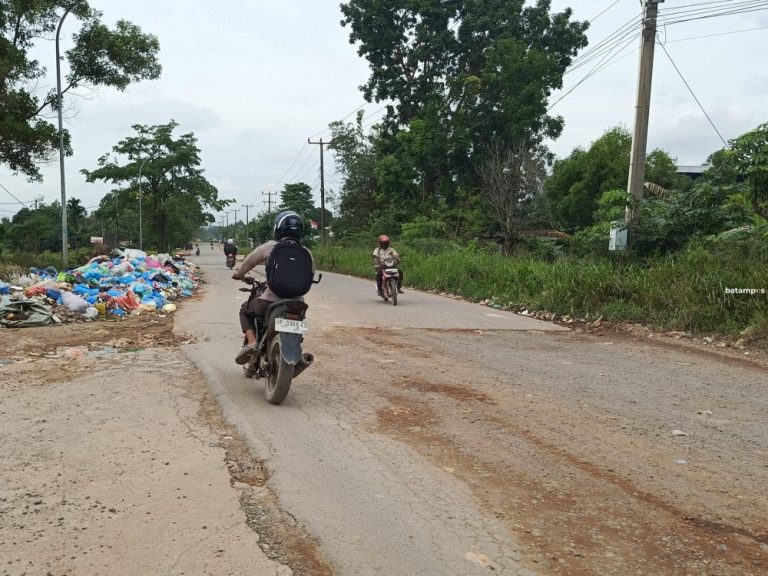 Jalan Rusak dan Sampah Meluber di Kawasan Pelabuhan Sagulung Bikin Pengendara Resah