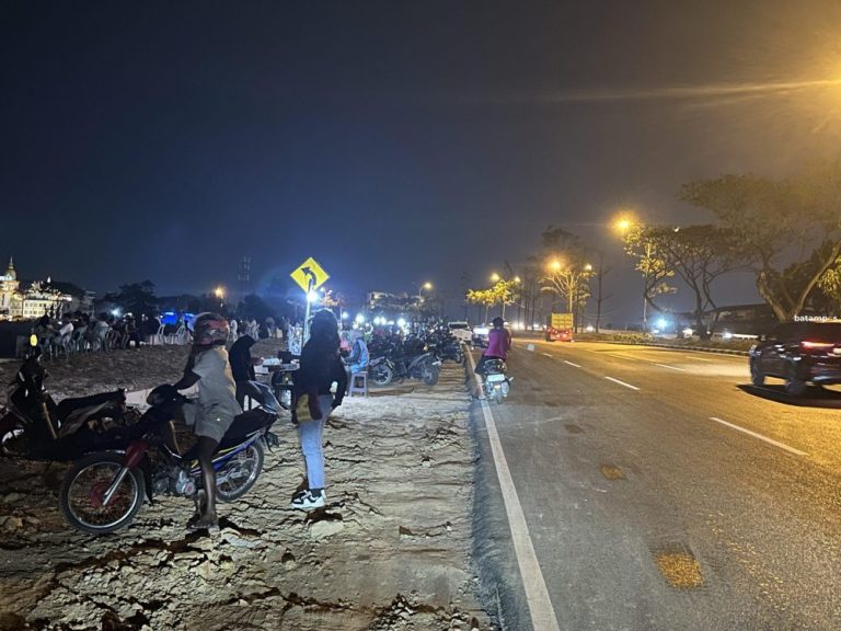 Pelebaran Usai, Tepi Jalan Seraya Atas Dijejali PKL dan Motor Parkir