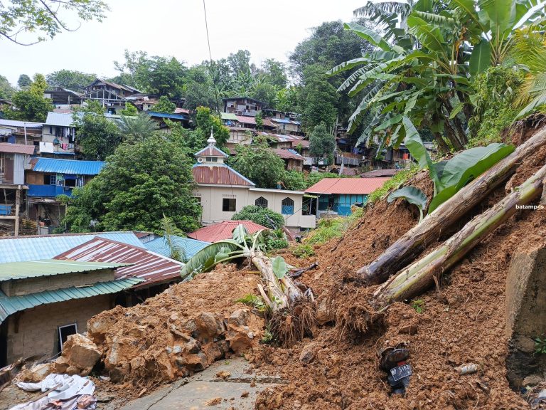 Longsor di Kampung Seraya Bawah, 7 Rumah Terdampak
