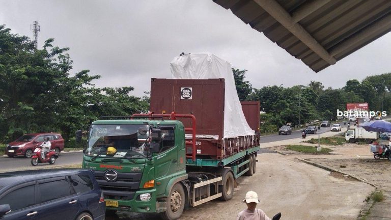Lagi, Truk Kontainer Bermuatan Alat Berat Tersangkut di JPO Tiban Kampung