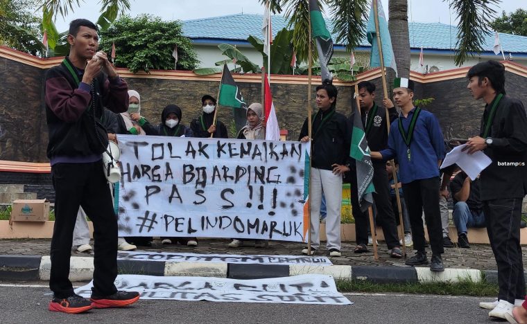 Mahasiswa Demo Menolak Kenaikan Tarif Masuk Pelabuhan
