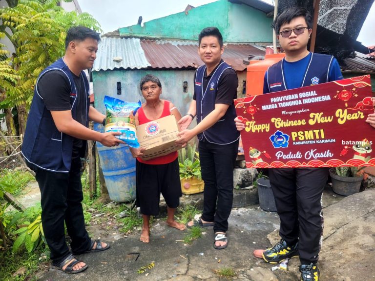 Sambut Imlek, PSMTI dan APINDO Bagikan 60 Paket Sembako