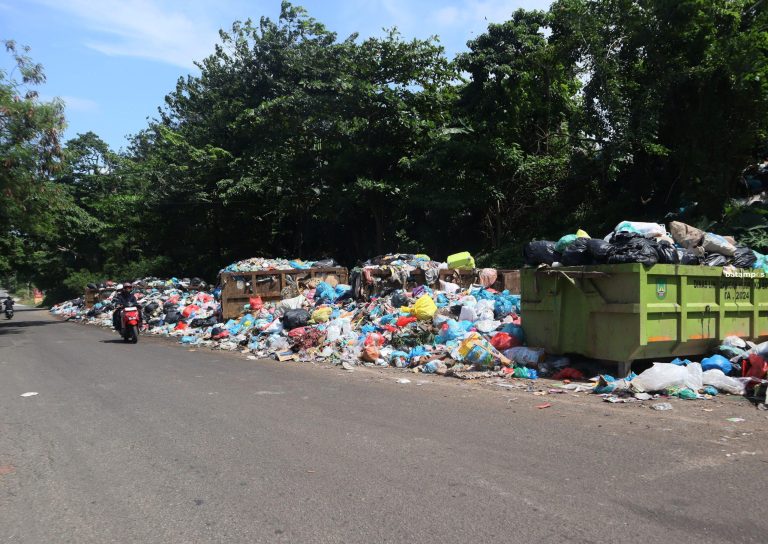 Sampah Semakin Menggunung, Warga Minta TPS Dipindahkan