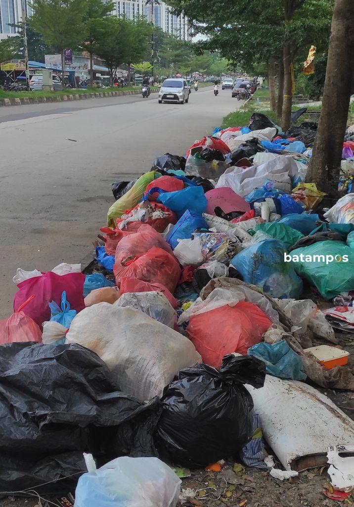 Tumpukan Sampah di Kawasan Nagoya Bisnis Menyengat, Pedagang dan Pengendara Cium Bau Busuk