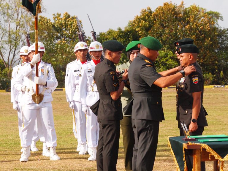 Simulasi Penyelamatan Sandera Memukau di Sertijab Komandan Yonif 136/Tuah Sakti