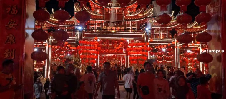 Sambut Imlek Vihara Ngo Hu Niu Niu Tambah Cantik dengan Lampu Lampion