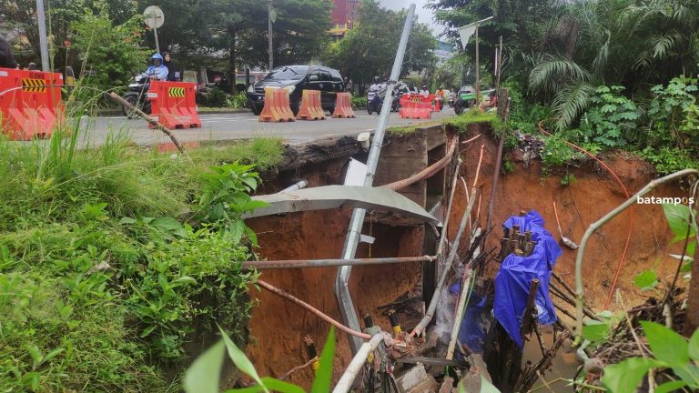 Pipa Rusak Karena Longsor, Perumahan di Pinang Tak Dialiri Air PDAM