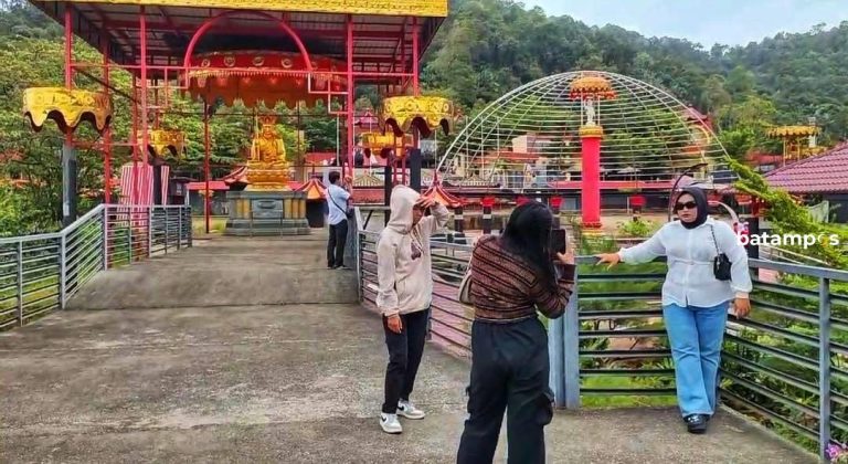 Libur, Wisatawan Ramai Berkunjung ke Vihara Galang Batang di Bintan