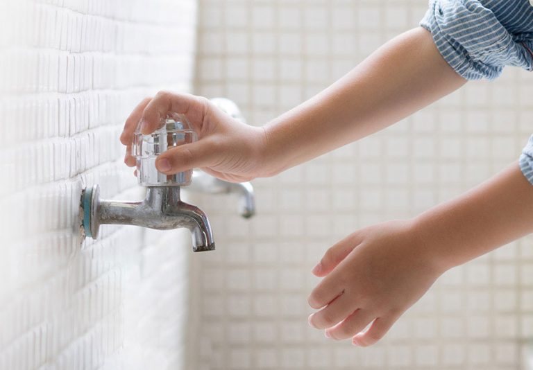 Sudah 3 Hari Air Tak Ngalir ke Daerah Tiban, Fiska: Saya Mandi Pakai Air Galon