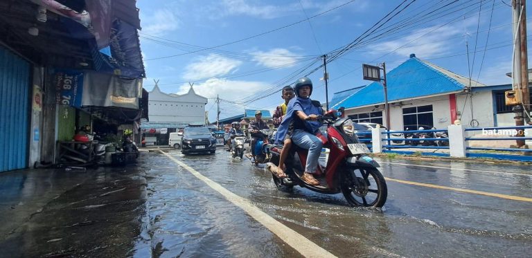 Banjir Rob Rendam Ruas Jalan RE Martadinata dan Merdeka, Warga Bintan Keluhkan Komponen Mobil Berkarat