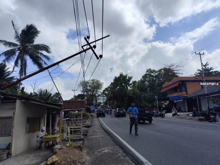 Tiang PLN di Jalan Ahmad Yani Patah, Pemotor Jatuh Gegara Kena Kabel