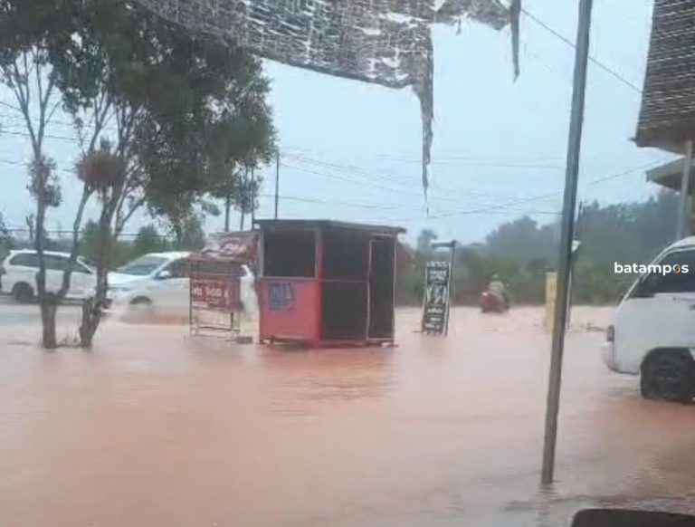 Dilanda Hujan, Banjir Rendam Jalan Nusantara Tanjungpinang