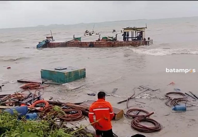 Tongkang Pengangkut Solar Terdampar di Pantai Laboh Lingga