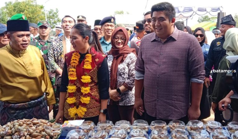 Libur Panjang Nataru, Ribuan Wisatawan Kunjungi Objek Wisata Gurun Pasir Telaga Biru di Desa Busung, Bintan