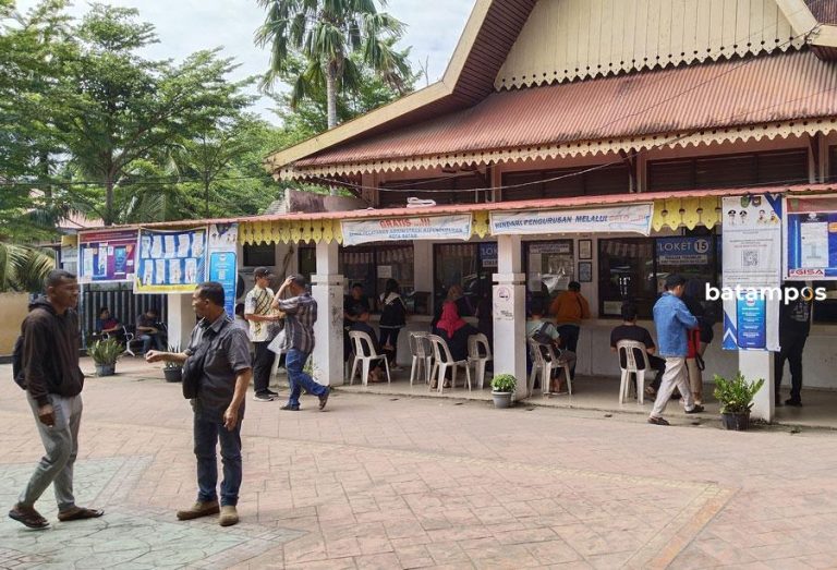 Hari Pertama Masuk Kerja, Disdukcapil Batam Dipadati Warga