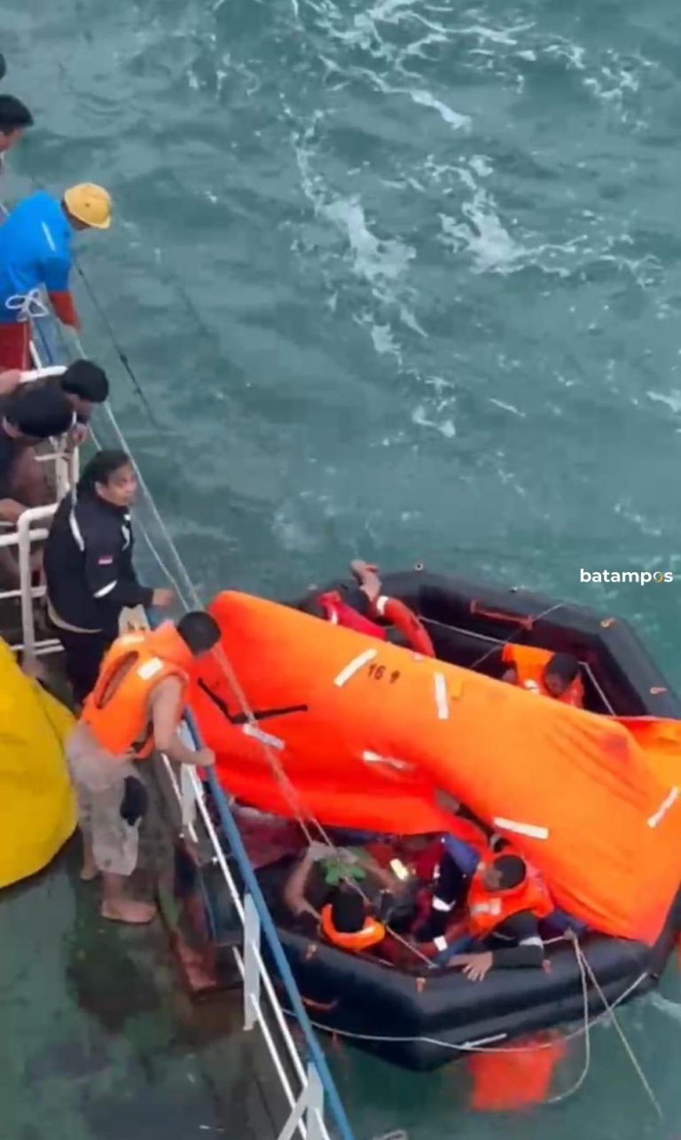 8 Kru Kapal yang Alami Bocor dan Miring di Perairan Bintan Berhasil Dievakuasi