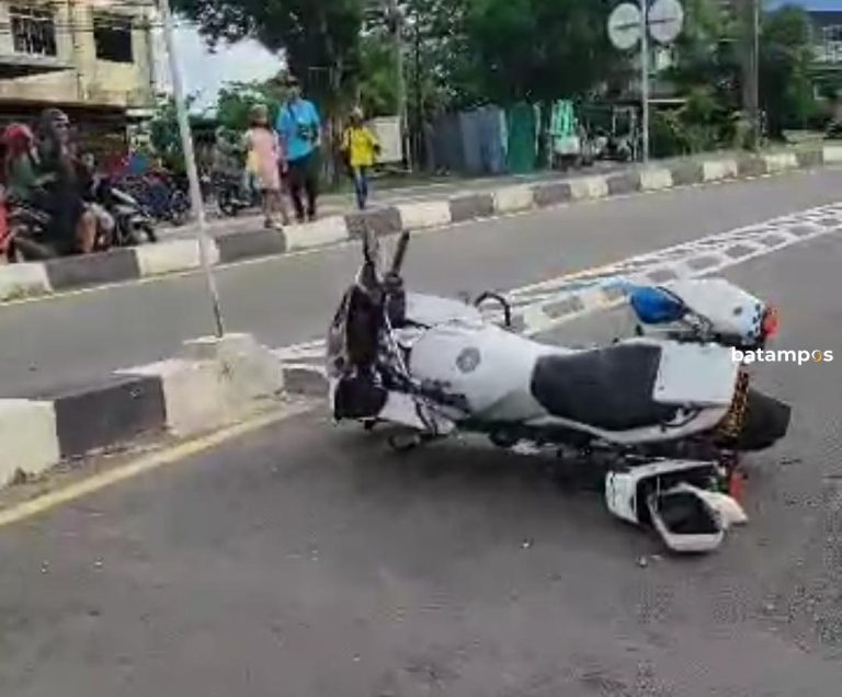 Anggota Polisi Pinang Laka Tunggal Tabrak Pembatas Jalan Basuki Rahmat