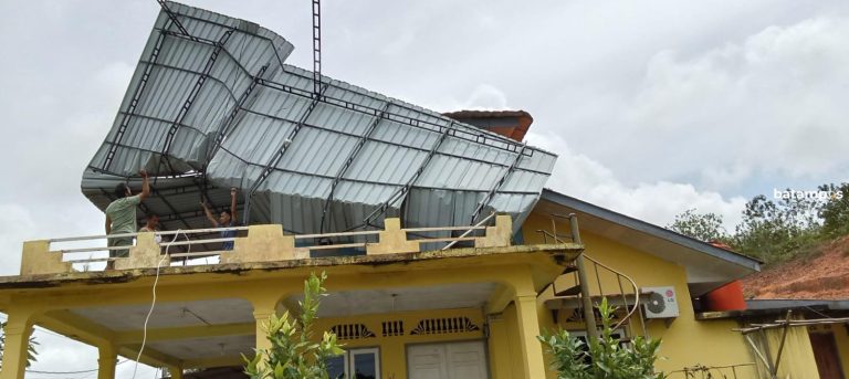 Angin Kencang, Kanopi Rumah Warga di Bintan Terangkat