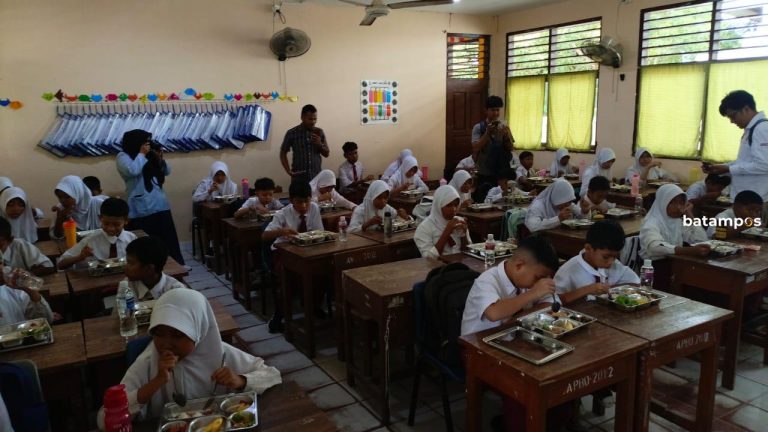 Uji Coba Program MBG di SDN 010 Bengkong Berjalan Bagi 656 Siswa