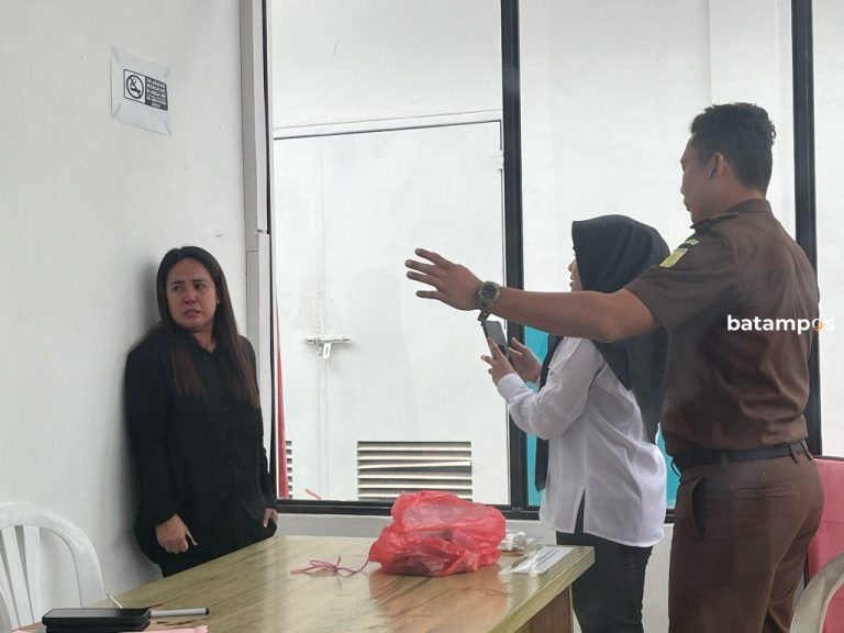Ibu Rantai Anak Menangis Diserahkan ke Jaksa