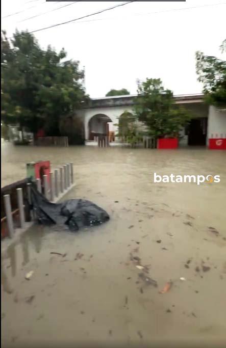 Hujan, Pasar Malam Banjir, Air Masuk Hingga ke Rumah Warga